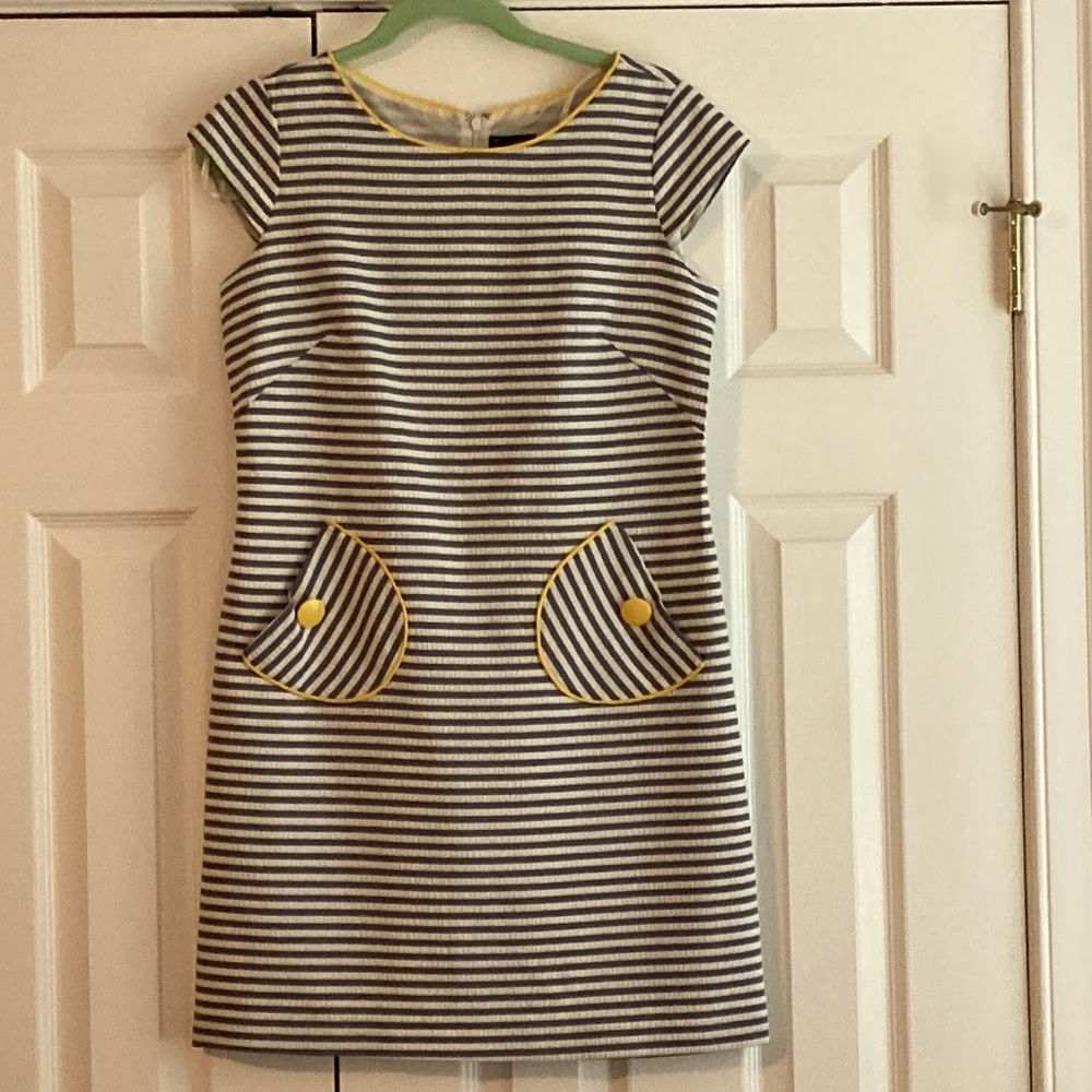 Women’s dress size 6P.